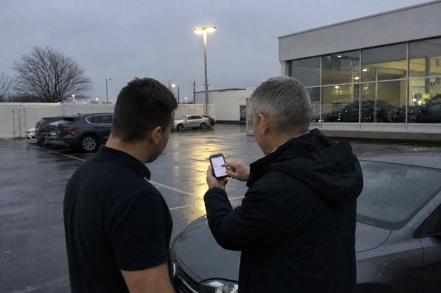 Débrief de mission entre le mentor et le convoyeur devant le véhicule